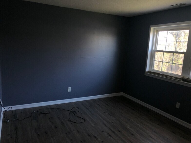 Building Photo - 1120 E 6th St