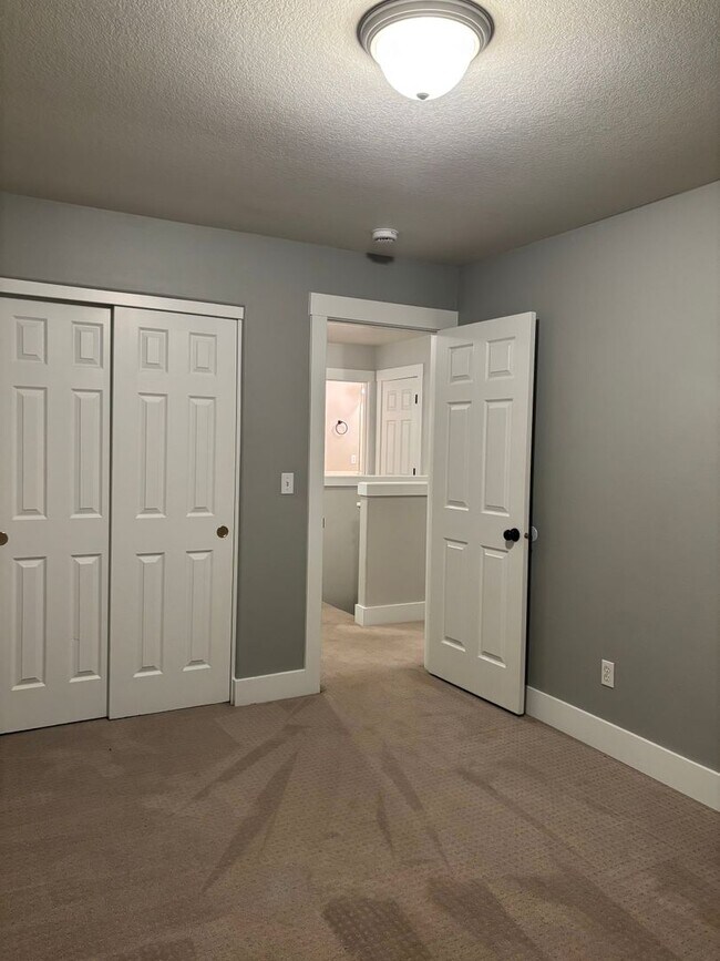 Building Photo - Wonderfully Designed Craftsman Home with P...