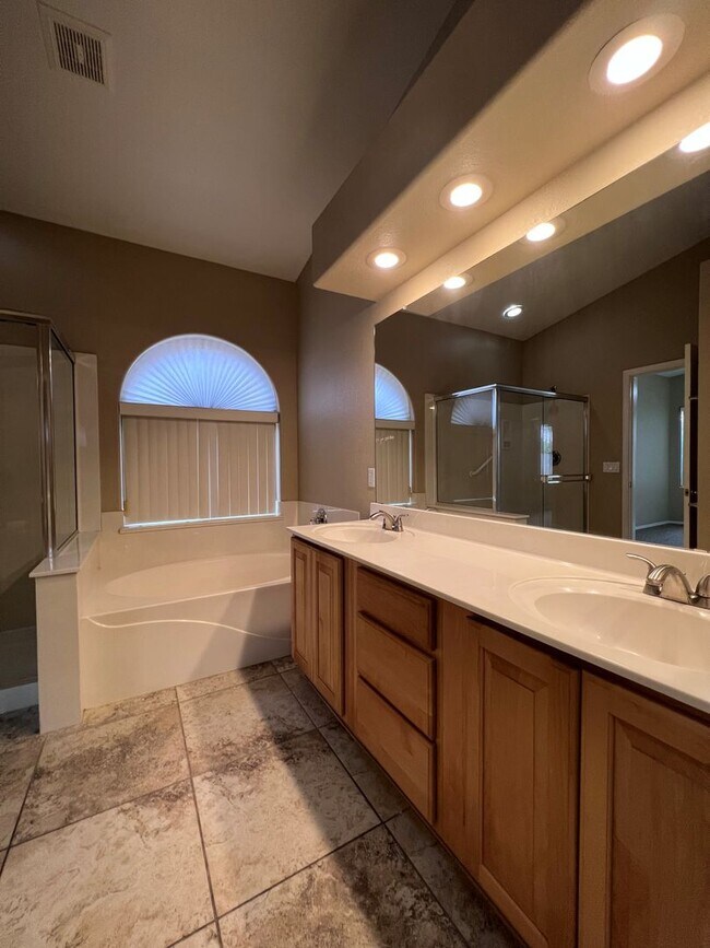 Building Photo - 4 BEDROOM WITH POOL