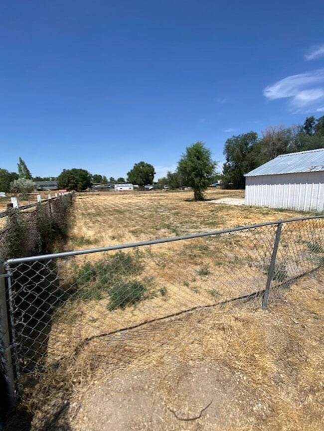 Building Photo - Home With Shop & Pasture!