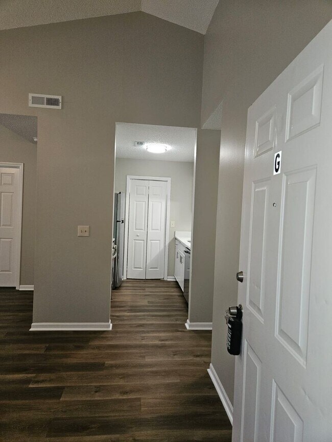 Building Photo - Three bedroom, two bath condo in High Point