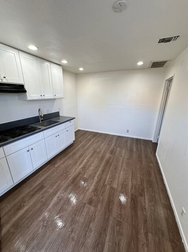 Primary Photo - 836 N Amelia Ave