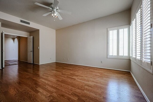 Building Photo - Welcome to this stunning 4 bedroom, 2 bath...