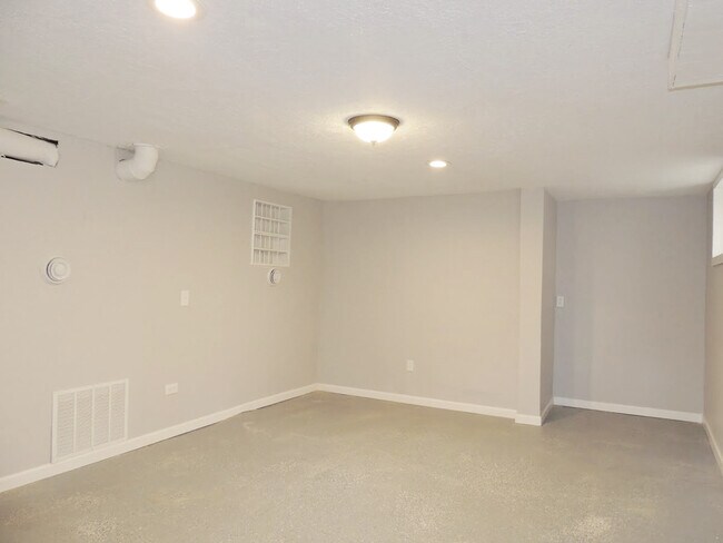Building Photo - Updated 3 Bedroom - 1.5 Bathroom Cleveland...