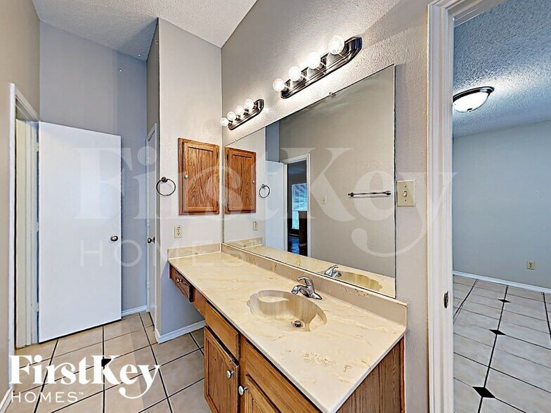 Building Photo - 4949 Oak Hollow Dr