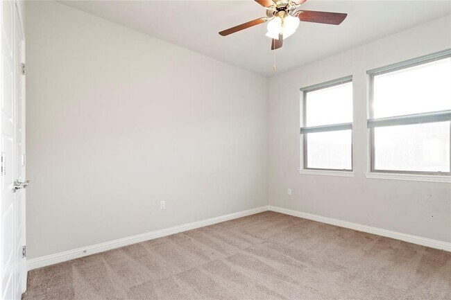 Building Photo - 13800 Lyndhurst St