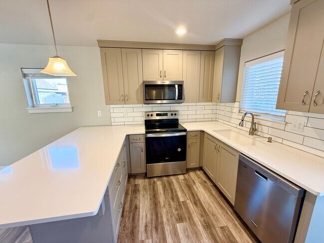 Building Photo - 614 Lesser Dr