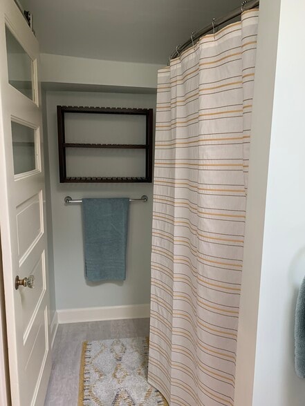 Full bathtub/shower - 3521 NE 8th Ave
