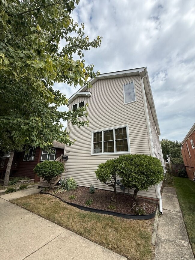 Building Photo - 2425 Hessing St