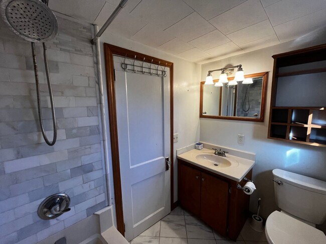 Building Photo - Charming 2 Bedroom Home