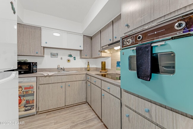 Building Photo - 1224 S Peninsula Dr