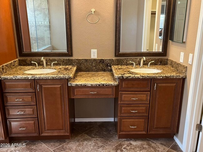 Building Photo - 3921 E Graythorn St