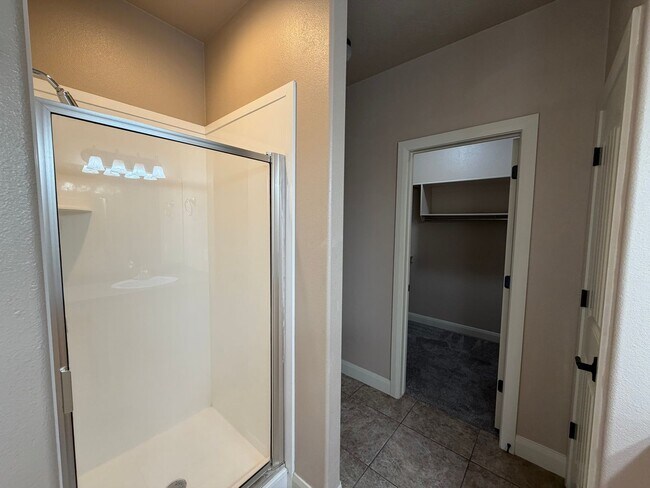 Building Photo - SPACIOUS TOWNHOME FOR RENT!