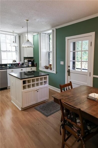 Building Photo - 6 Howe Ave