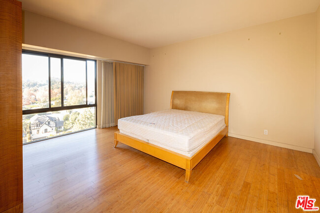 Building Photo - 10445 Wilshire Blvd