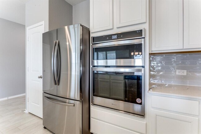 Building Photo - 1100 Desaix Dr