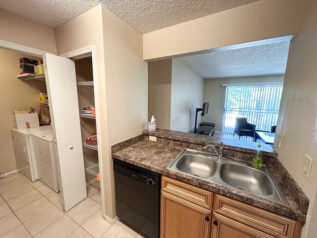 Building Photo - Pet friendly! Windsor Park #1226