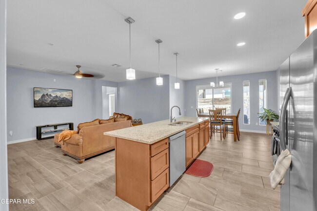 Building Photo - 12631 Mark Twain Ave