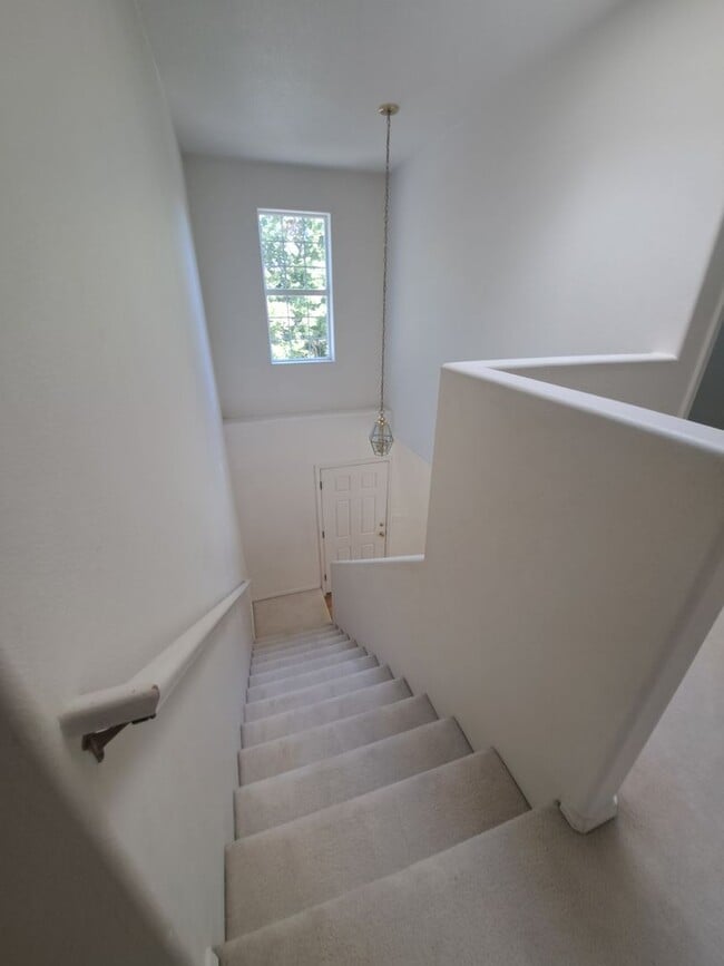 Building Photo - Beautiful Bright 3 bedroom - A/C  - Move i...