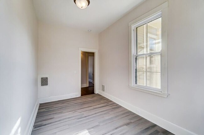 Building Photo - 2701 Cleinview Ave