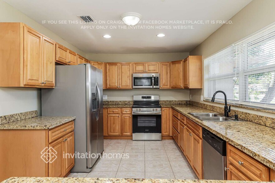 Building Photo - 250 SW 12th Ave