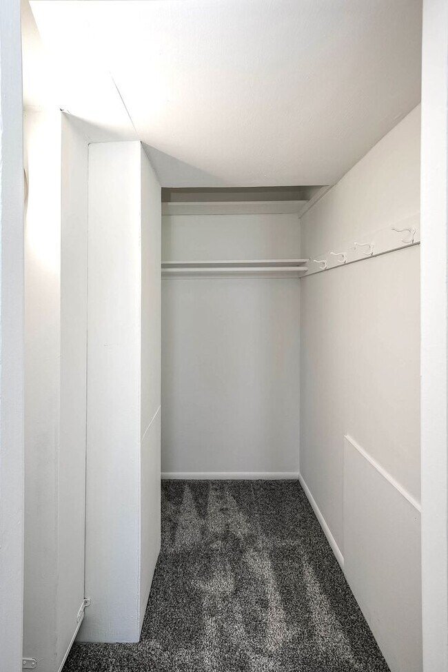 Building Photo - Top-Floor 2-Bedroom Apartment with Vaulted Ceilings!