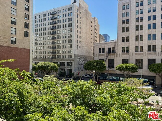 Building Photo - 460 S Spring St