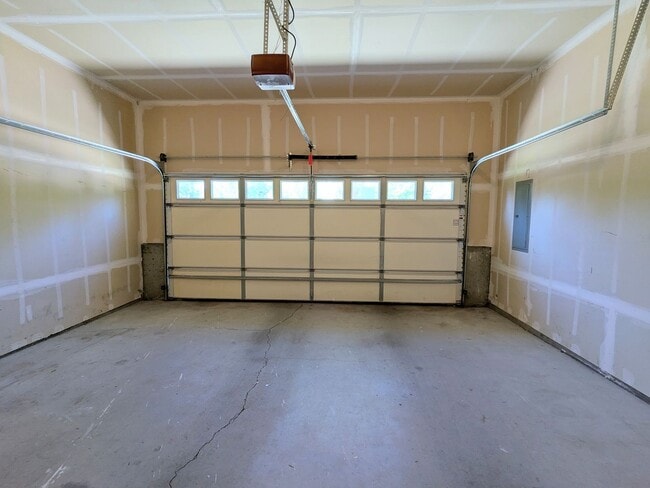 Building Photo - Comfort Meets Convenience in this Dog-Frie...