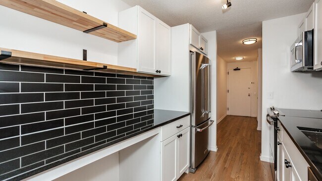 Building Photo - 899 S Plymouth Ct