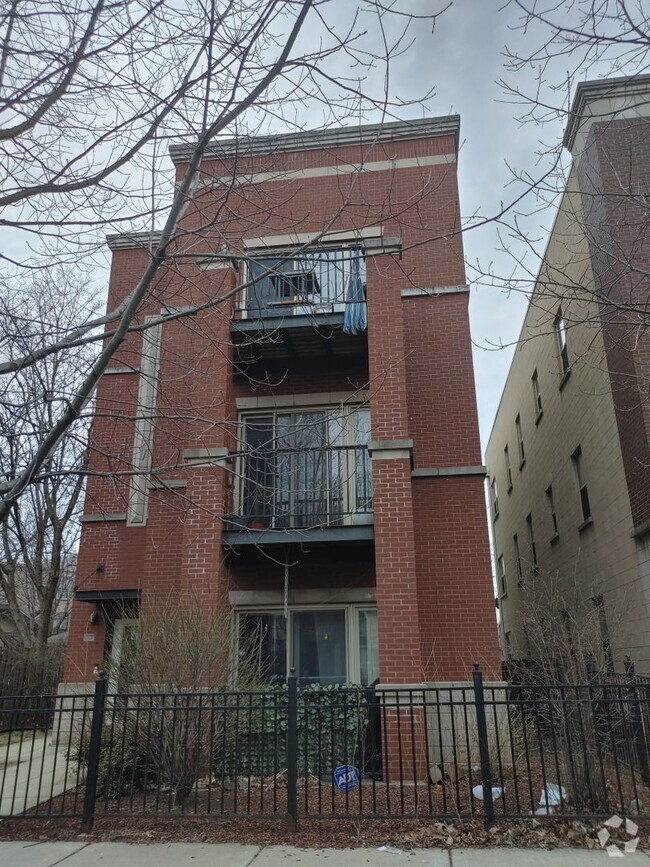 Building Photo - Spacious 3 Bed, 2 Bath Steps to Taylor Street