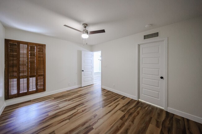 Building Photo - 238 W Maya Dr