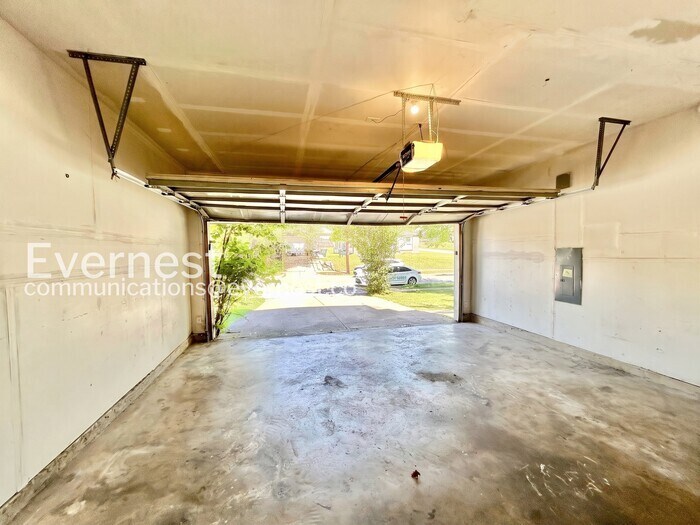 Building Photo - 146 Creek Cove Dr