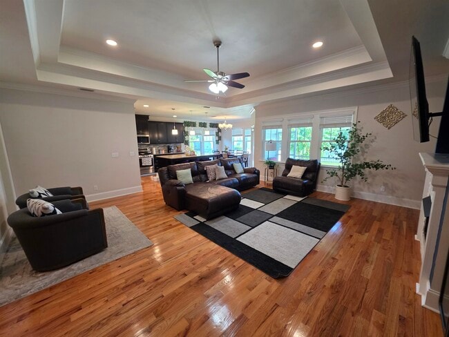 Building Photo - 2521 Lantana Ln