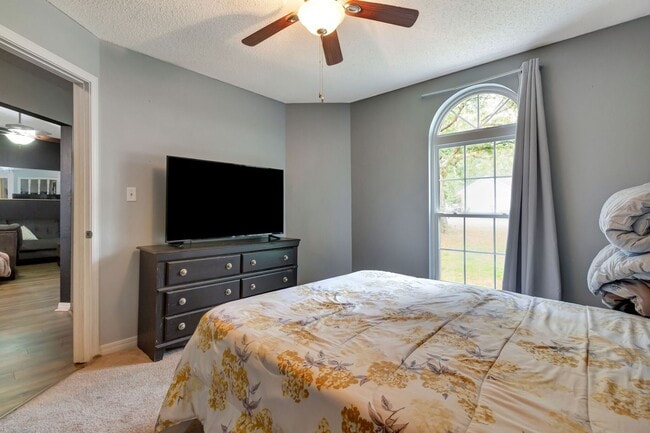 Building Photo - 3 Bedroom in Navarre! Move In $200 off 1st...