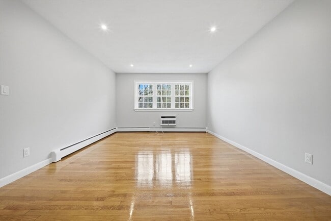 Building Photo - 11 Schubert St