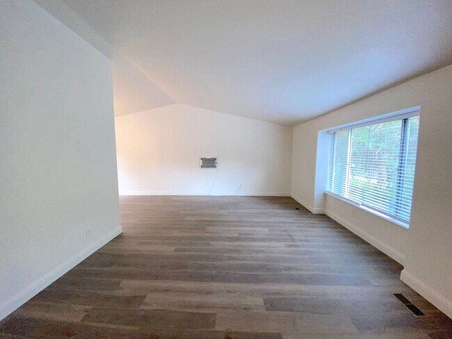 Building Photo - Modern 4 Bedroom, 3 Bath House - Near Died...