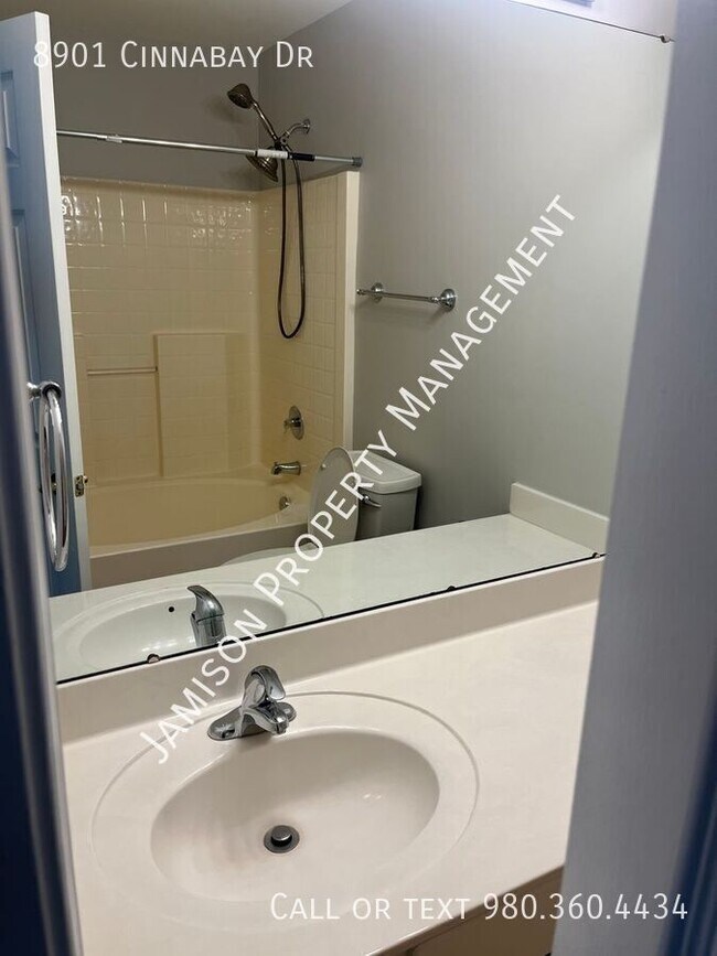 Building Photo - 8901 Cinnabay Dr