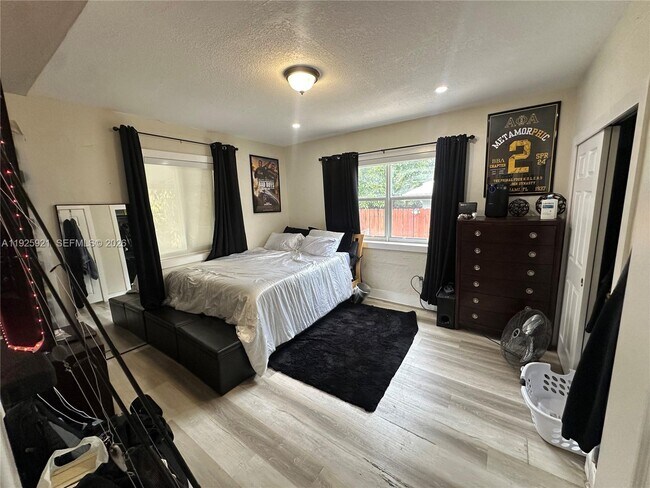 Building Photo - 1147 NE 113th St