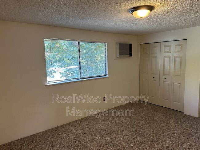 Building Photo - 1105 Excalibur Dr