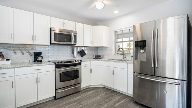 Building Photo - 4960 Viceroy St