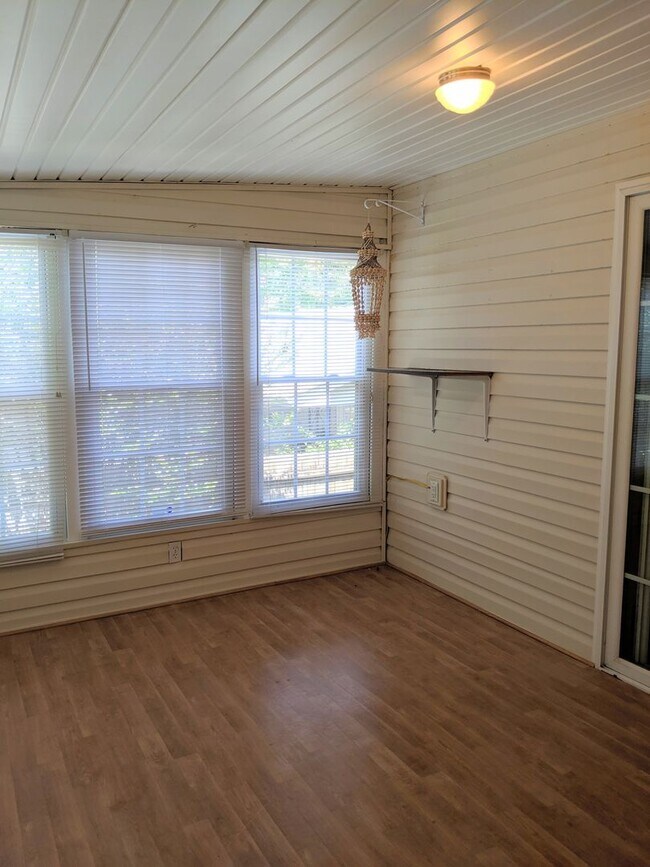Building Photo - ONE BEDROOM RENTAL! **ALL UTILITES INCLUDED**