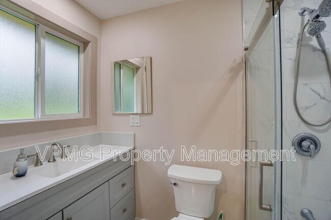 Building Photo - 5404 NE 45th St