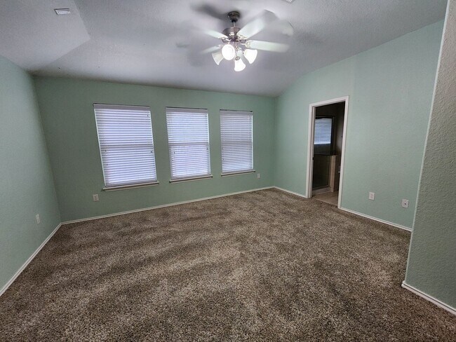 Building Photo - Spacious 3 Bedroom/2.5 Bath Home