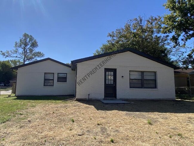 Building Photo - 6121 Singing Hills Dr