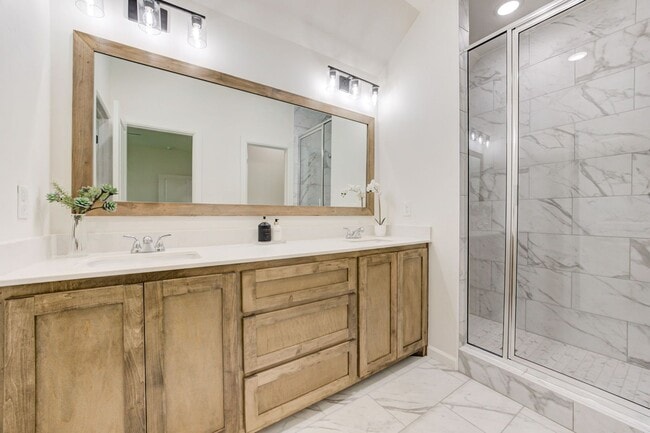 Building Photo - Brand New Home In Noble!