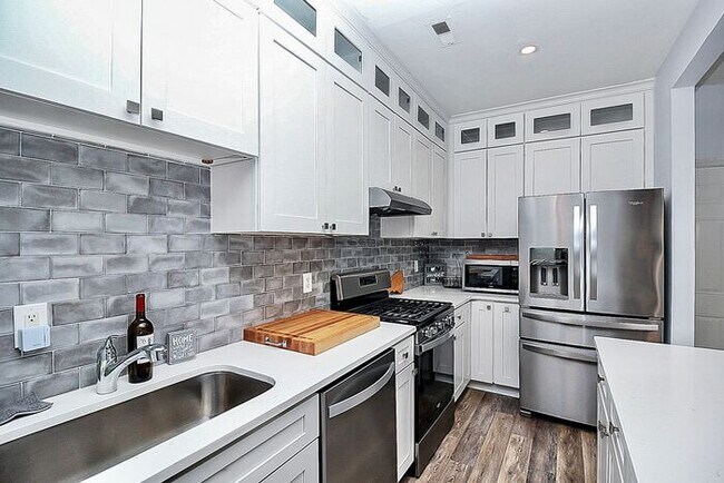 Building Photo - Stunningly Updated 2BD/2BA Ground Floor Unit in Elizabeth!