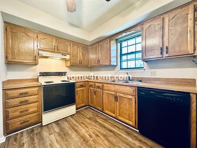 Building Photo - Beautiful Overland Park Home!