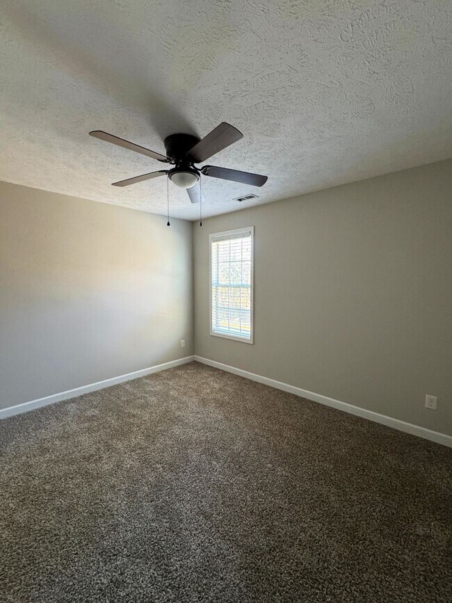 Building Photo - Beautiful 5 Bed 2.5 Bath Home with Main Level Primary Bedroom