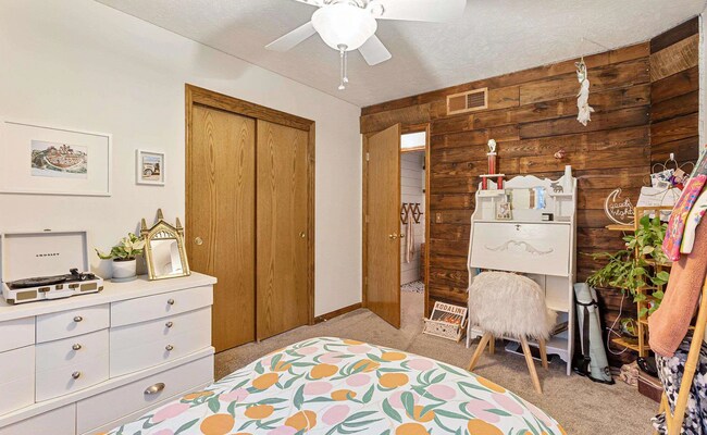 Building Photo - Gorgeous Millard Home!!