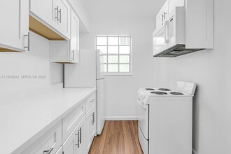 Building Photo - 635 8th St